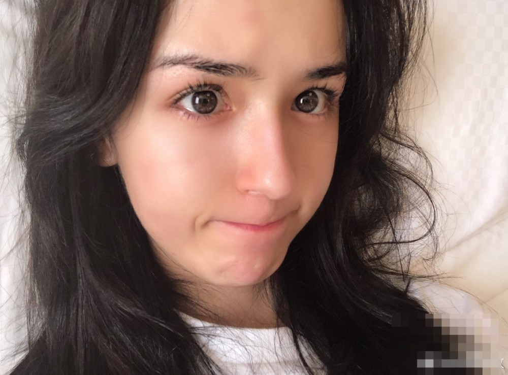 哈妮克孜才是神仙颜值,素颜皮肤水润吹弹可破,真正的肤白貌美_腾讯