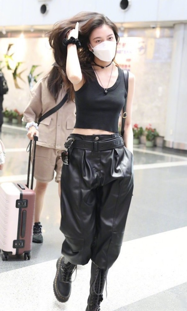 宋妍霏这次失策了穿飒到飞起的皮裤来机场意外暴露梨型胯