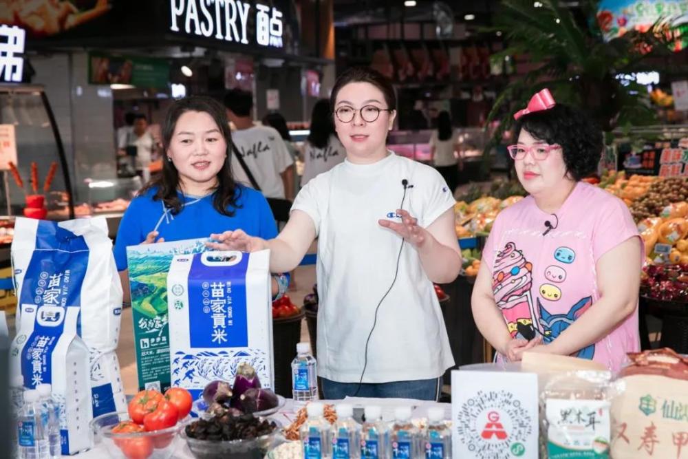 启动仪式结束后,步步高better购首席精选官徐莎莉携手