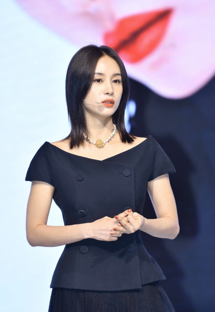 王子文现身活动穿一身黑衣却暴露矮个子弱点网友该学会避雷