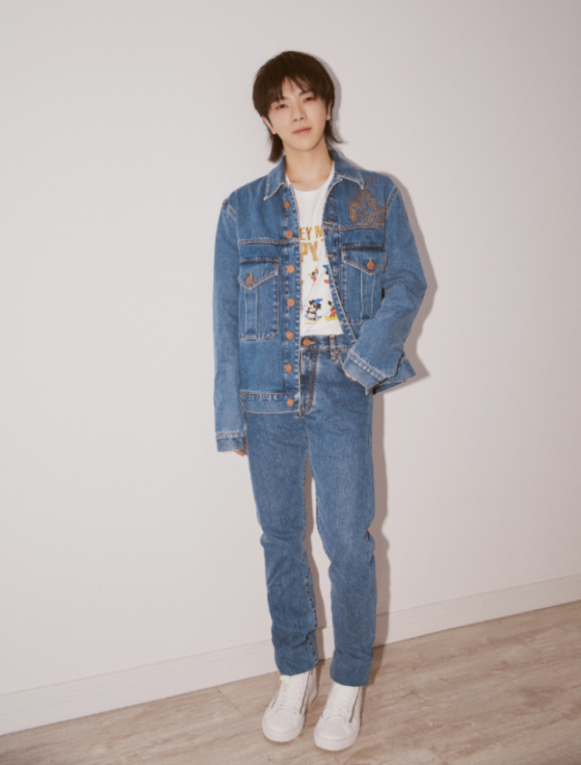 牛仔的装扮在华晨宇身上,青春的形象中十分清新,全身牛仔的穿搭非常