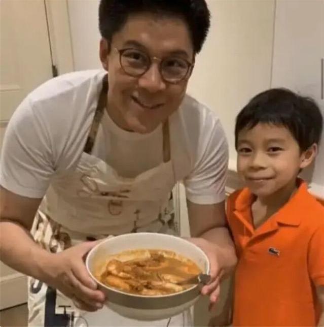 霍启刚|霍启刚郭晶晶入住1.5亿带花园泳池独立屋，两个女儿露正面更像爸爸