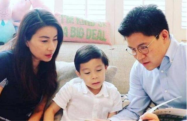 霍启刚|霍启刚郭晶晶入住1.5亿带花园泳池独立屋，两个女儿露正面更像爸爸