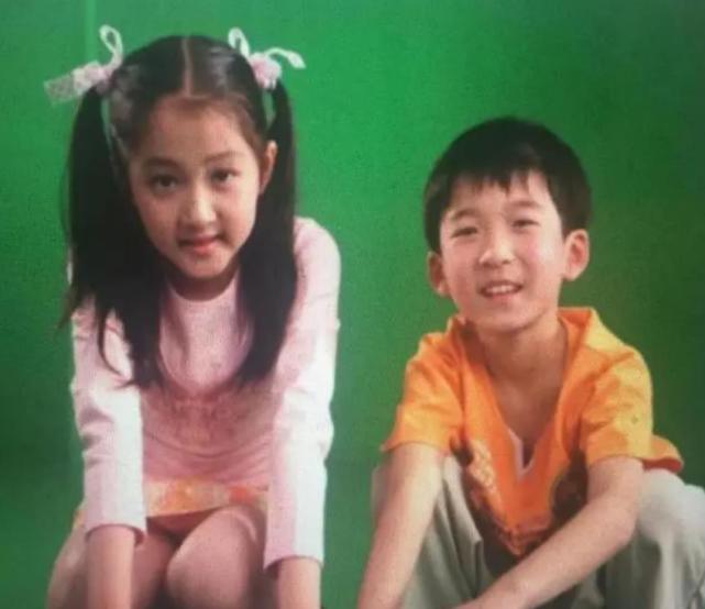 才知道关晓彤竟是 大风车 片头女孩 谁还记得那个男孩 竟是我们熟悉的他 关晓彤 大风车 石云鹏