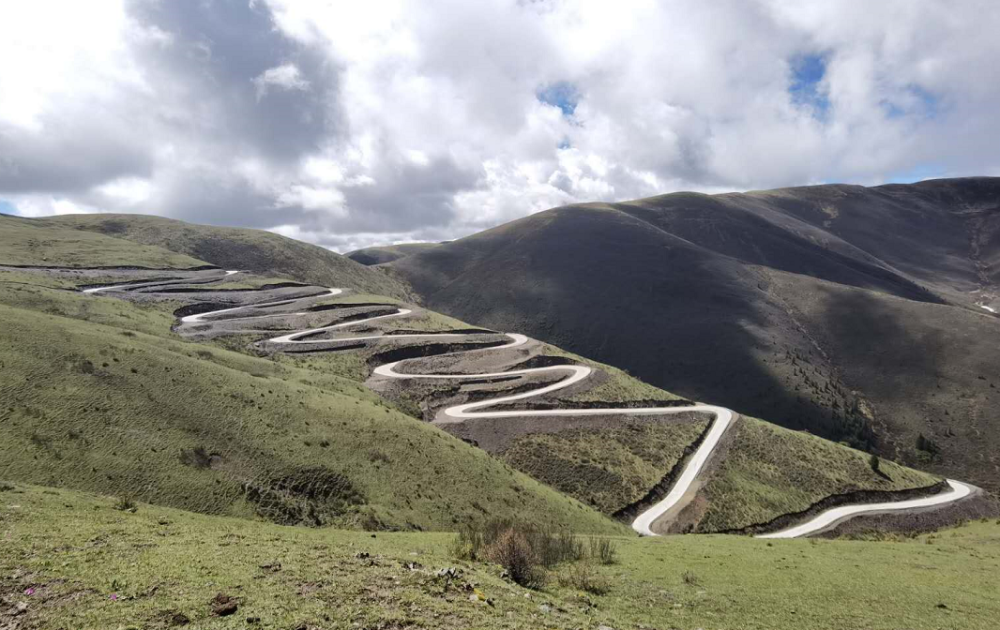尚蓝天路蜿蜒山巅连接广阔天地是游人心中美不胜收的高原天路上南天路