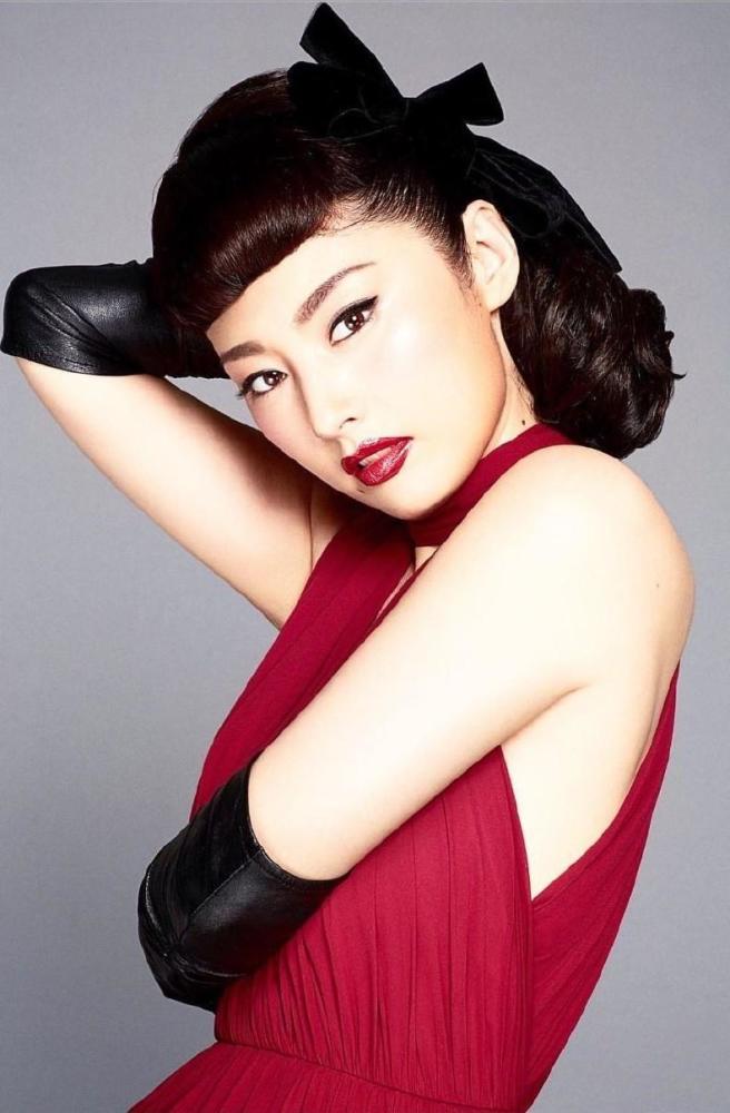 48岁常盘贵子晒复古造型,赫本风优雅美艳;怀念故友张国荣