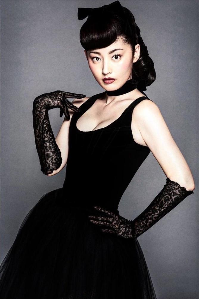 48岁常盘贵子晒复古造型,赫本风优雅美艳;怀念故友张国荣