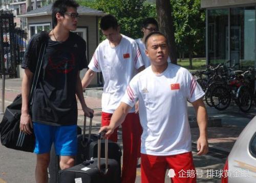 他是中国男排最另类球员身高176cm体重80公斤16岁才练排球