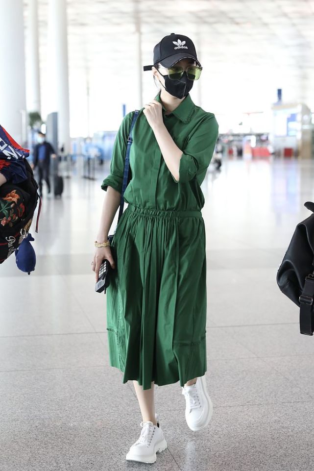 范冰冰穿绿色长裙清新亮眼脚踝纤细 无名指戴超大戒指十分抢镜