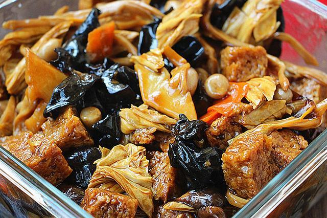 八宝素什锦,浓油赤酱,咸中带甜,既有荤菜之香又兼素食之益