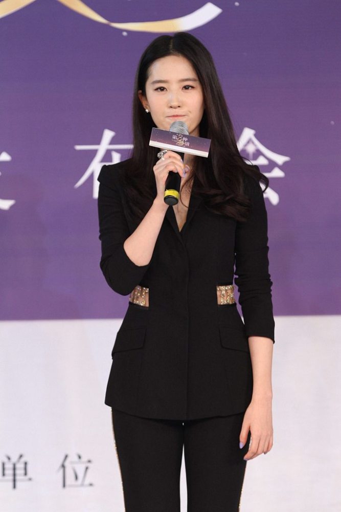 刘亦菲:西服套装水钻尖头鞋,靓丽青春_腾讯新闻