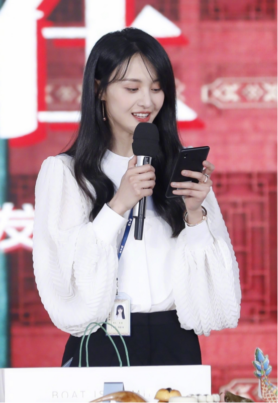 郑爽还真是会玩!从成熟女性到俏皮搭配,玩转各种职场时尚穿搭