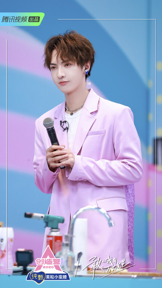 慈文星光快讯:近期,董岩磊以小鲜厨的身份探班《创