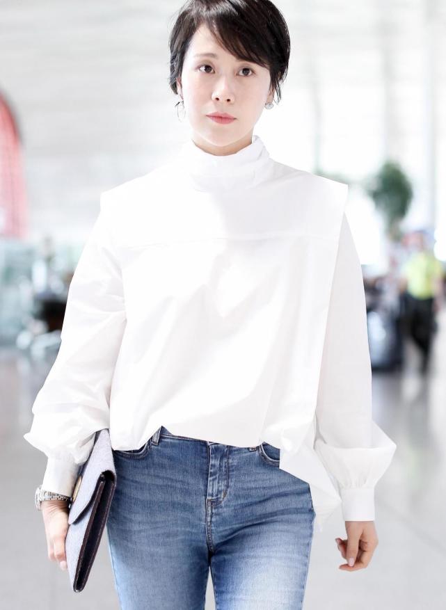 海清的机场私服穿搭,白衬衫搭配牛仔裤,基础款穿出高级感