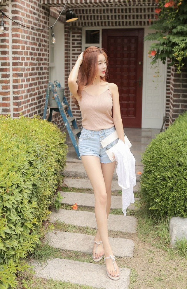 美图牛仔热裤搭配吊带针织背心的优雅气质女生