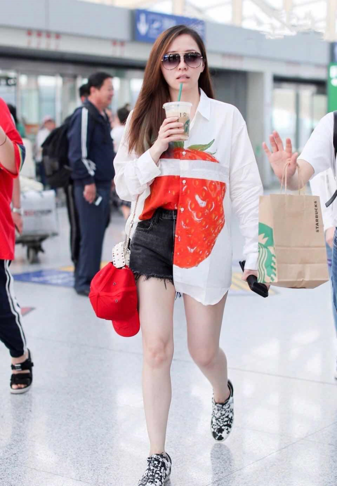 张靓颖夏季私服穿搭 印花白色差多少搭配牛仔短裤 显得元气满满 腾讯新闻