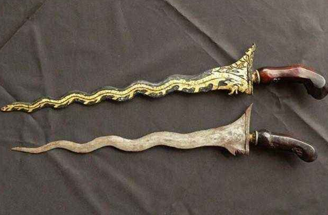 印度人却有不同的想法,他们将剑打造成的蛇的形状,通过这个独特的外观