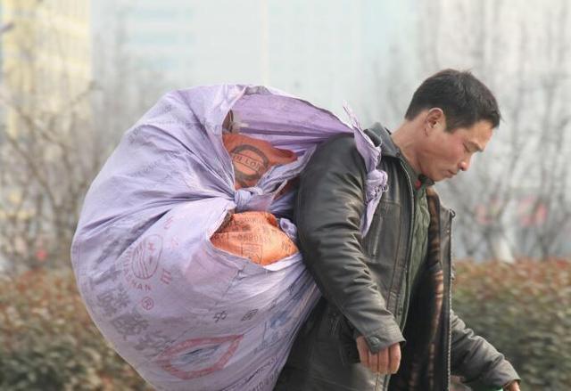 一个为了生活四处奔波不辞劳苦的人,怎么可能拿得出30万?