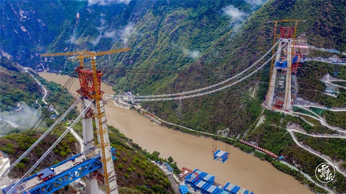 丽香铁路金沙江特大桥首片中跨钢桁梁架设成功