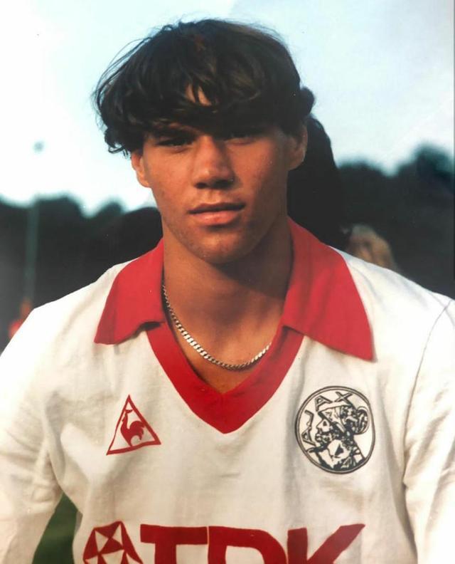 范巴斯滕在那个意甲被称为小世界的年代,巴蒂就是紫百合佛罗伦萨的代