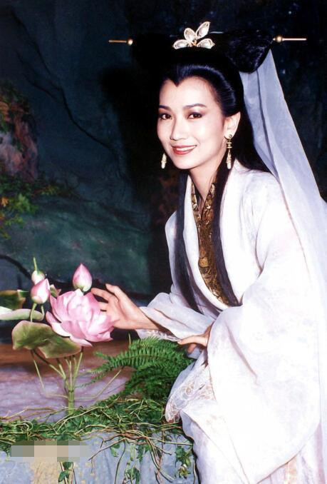 圈内再曝大料:知名女星被潜规则,拒绝后遭改戏,意外摔断腿后息影30年