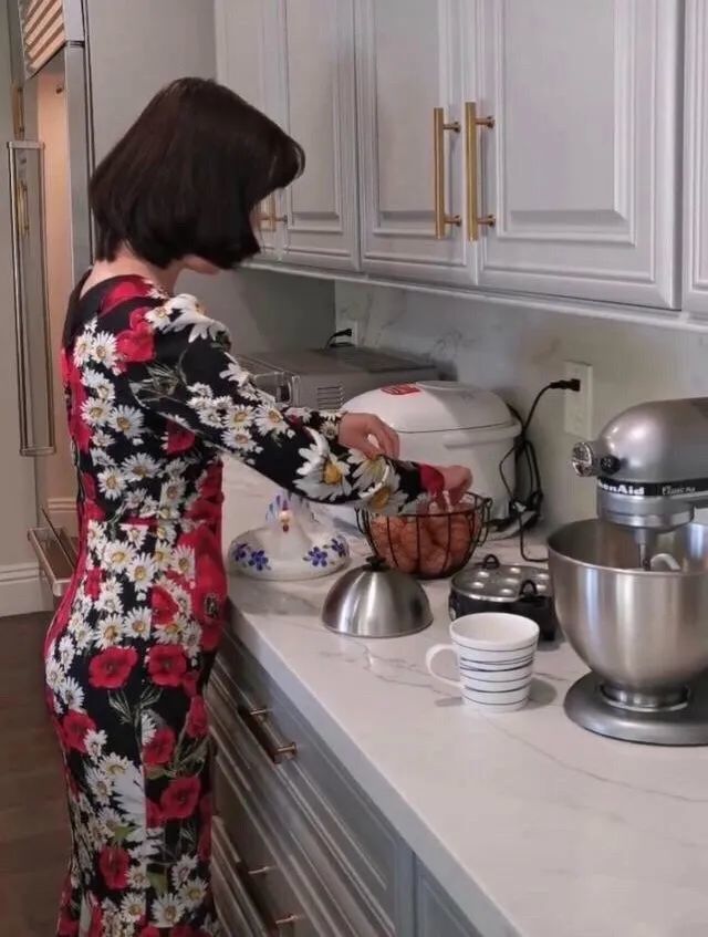 53岁陈红久违露面,身穿红色碎花裙做饭,身材凹凸有致太有韵味