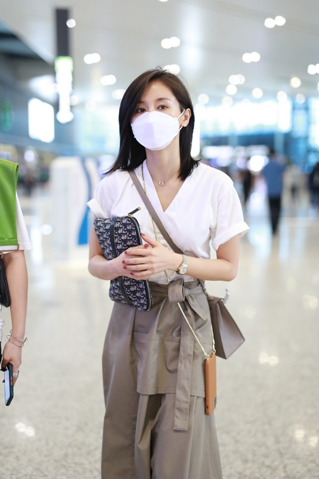 王子文街拍:白t恤搭配开叉半裙 hermes大象灰kelly包优雅贵妇