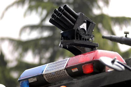 美国警察用水炮车清理骚乱现场,警用装甲防暴水炮车有多厉害?