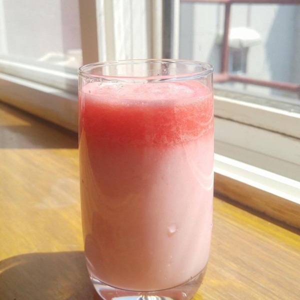 好喝又好看的西瓜汁就完成啦!