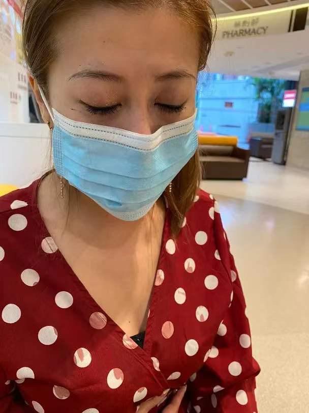 夜店遇袭 香港女歌手被外国女连踢数脚 下巴缝十针衣服血迹斑斑 腾讯网