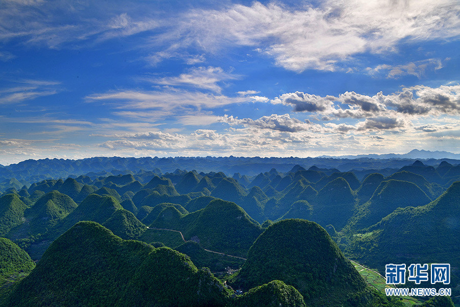 云南罗平县夏日峰林美如画