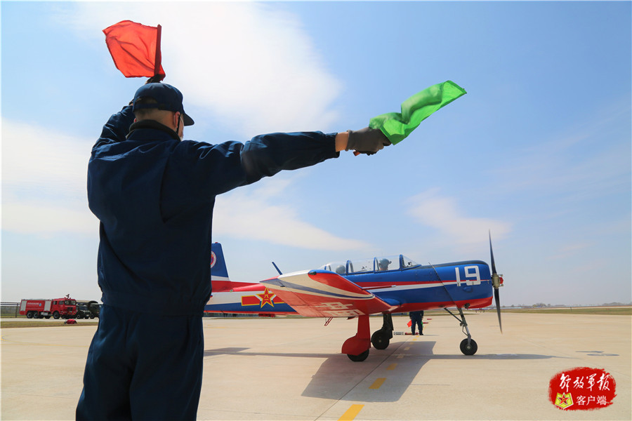 为胜战而组合空军航空大学飞行学员迎来首次编队单飞