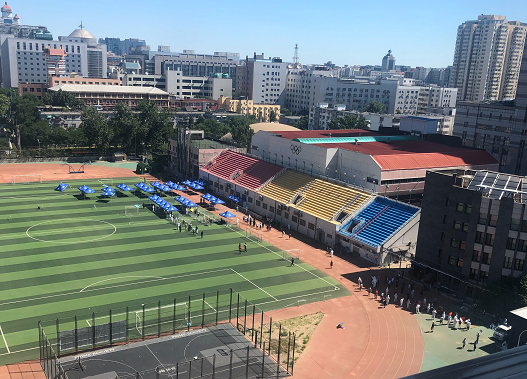 女球迷给医护人员送一车水,健健康康的等国安拿冠军|国安|宣武体育场