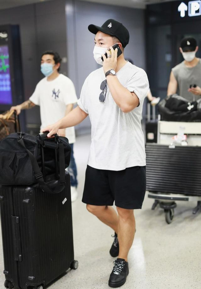 释小龙穿搭好随性,宽松t恤配短裤,五五分身材真盖不住