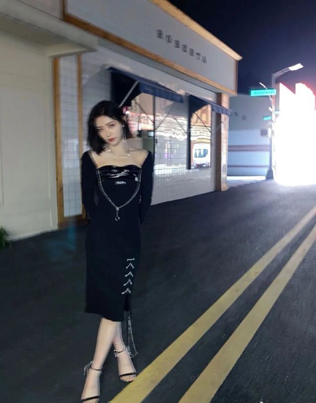青你2许佳琪不走寻常路紧身皮抹胸裙性感帅气身材太吸睛