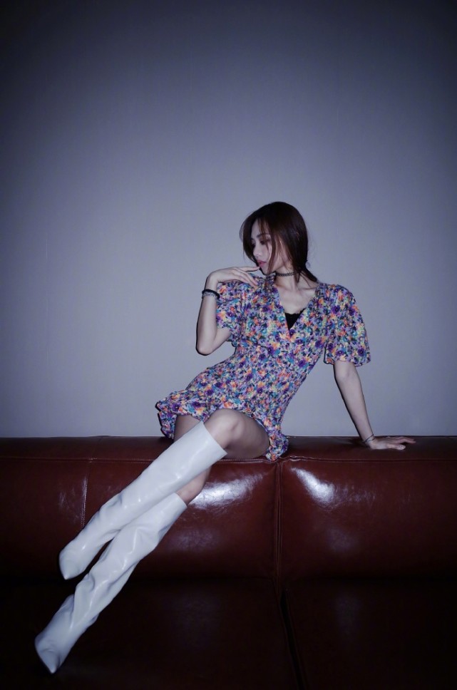 王霏霏真是越来越撩人了!玩转各种风格,衣品时尚感都没话说