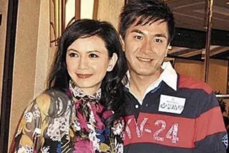 马国明第一个在大众面前曝光的恋爱对象是大他9岁的曾华倩,然而最后据