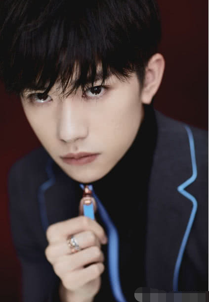 易烊千玺不敢染发仅有一次的银发造型曝光看了想原地脱粉