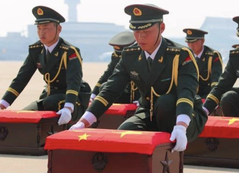 烈士的遗体,为什么有的盖国旗,有的盖军旗?差别很大!