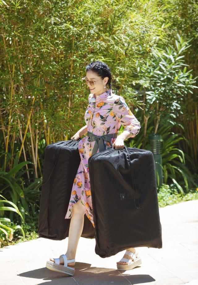 胡可身穿粉色印花裙搭配蝎子辫,亮相《妻子4》,化身"大力美少女"