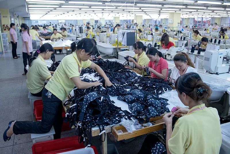 2013年9月5日,广东省东莞市,工厂车间外的储物柜,打工者的个人物品不