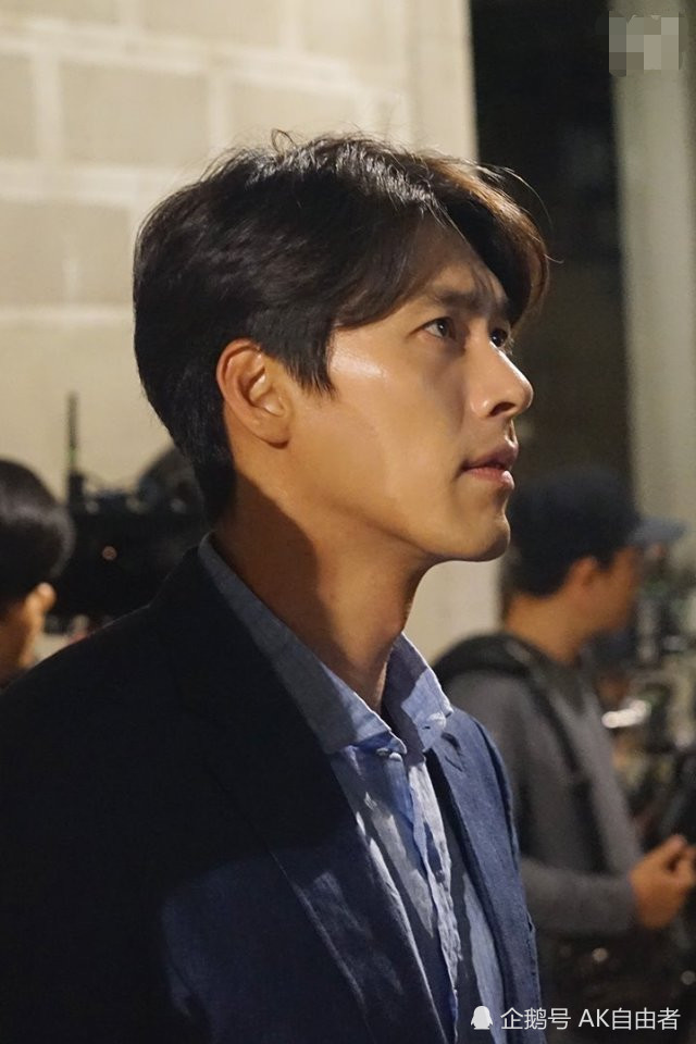 玄彬侧颜杀帅照!玄彬高挺鼻梁&微翘睫毛,穿白t是清爽男友