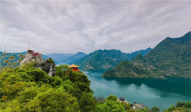 長陽縣城車站有直達景區的豪華旅遊公交車,都有