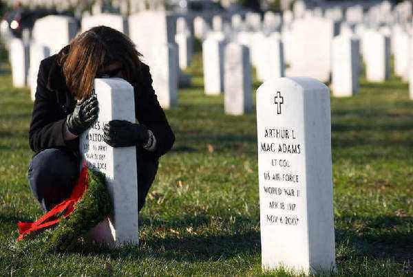 为什么人死后要盖住脸绑手脚呢为什么在线