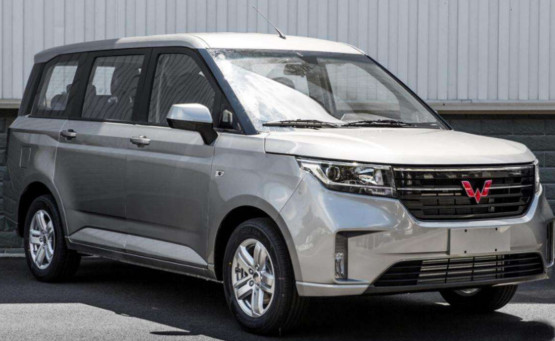 五菱宏光首款银标mpv亮相看完外观这谁还舍得拿来拉货