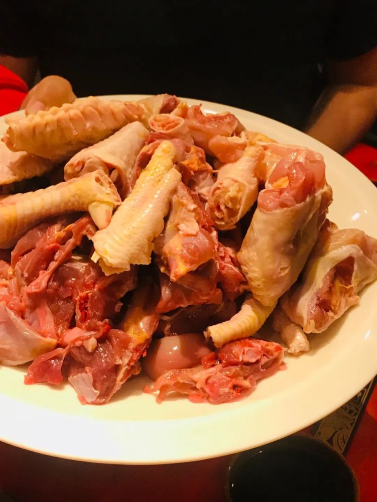 《孤独的美食家》里头的鸡肉刺身,现在成都也吃得到了