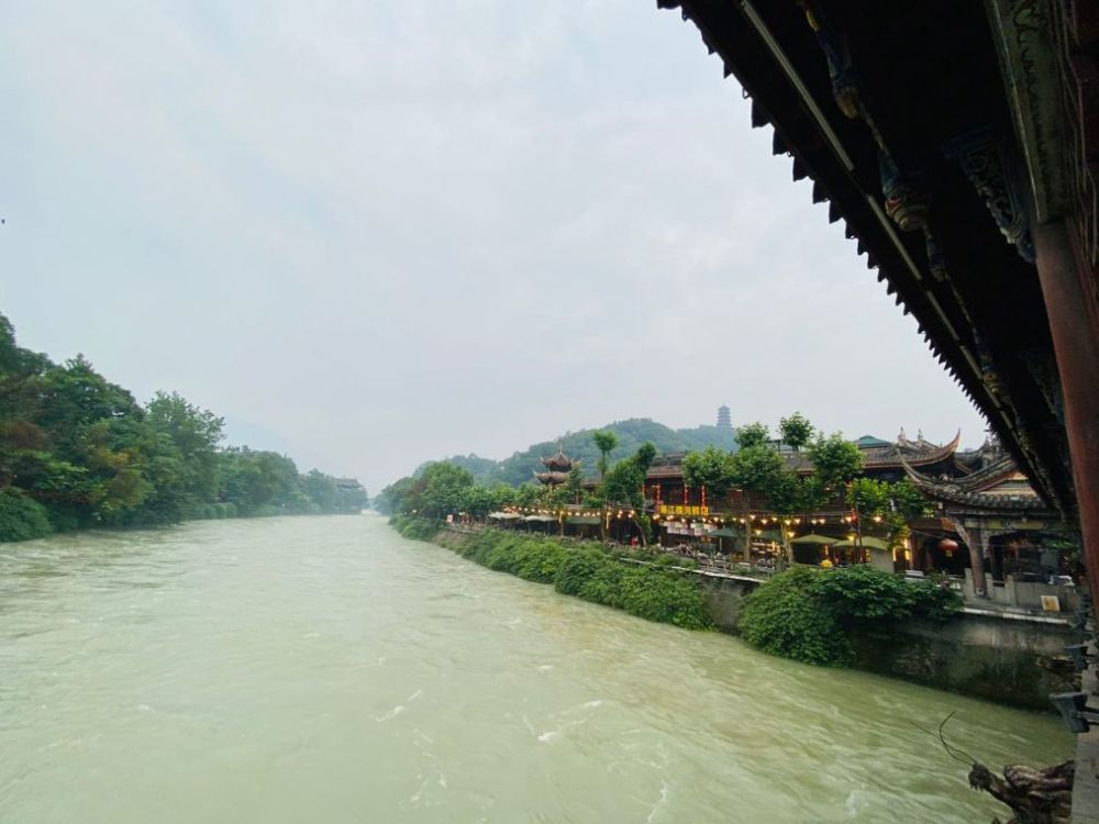 都江堰一座华丽的廊桥紧邻5a景区免费游玩却常被忽略