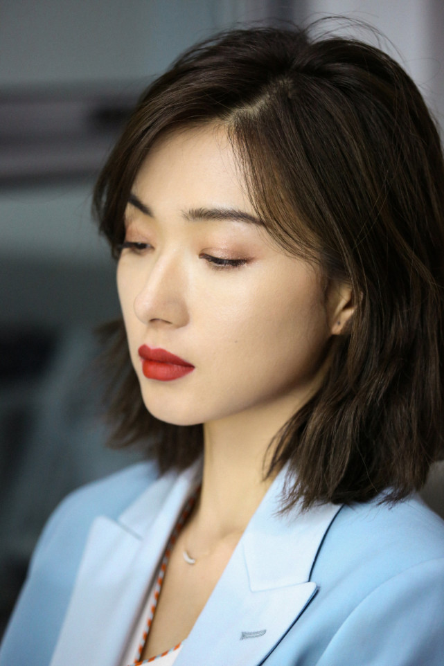 万茜的短发造型好减龄 身穿淡蓝色西装配白色打底衫 清爽又干练 腾讯网
