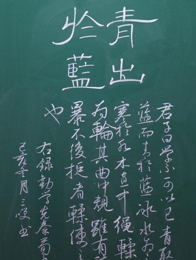 上看到虽然只有3竖行字,但是字体非常的潇洒,从字体来看这是属于行书