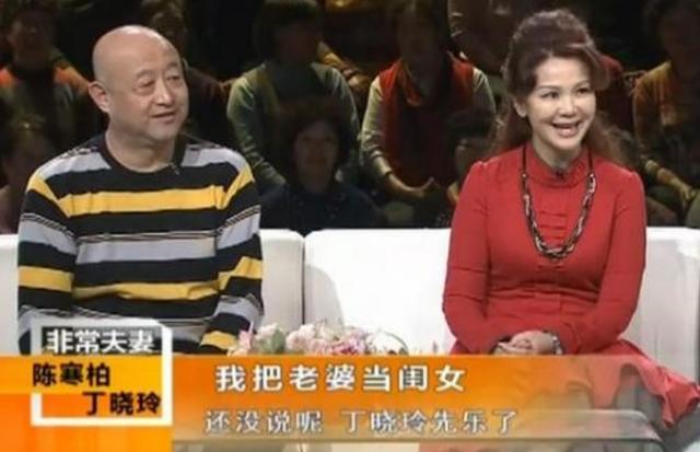 这个时候的陈寒柏除了到处攀附关系以外,做的最多的就是大量的接广告